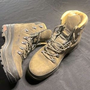 Lowa Backpacking & Mointaineering Boots-Men’s 12